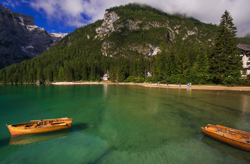 Wall Mural - Idilliaco lago alpieno con due barche in legno