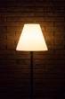 © azur13 - Alte Vintage Lampe scheint abends helles Licht auf dunkle Wand. Leselampe für Gutenachtgeschichten nachts. Sinnbild für Denkverbote, Denkblockaden oder Krankheiten wie Depressionen oder Demenz