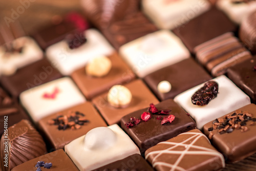 Fotografía Assortment of fine chocolate candies, white, dark and milk chocolate