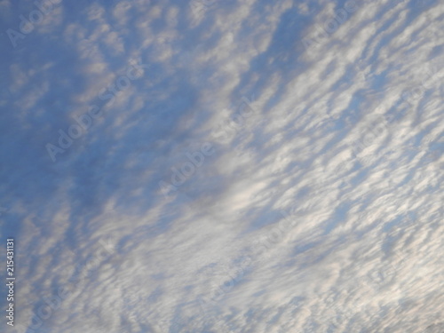 雲の厚さに変化のある青空 Stock Photo Adobe Stock