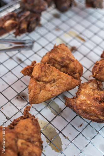Fotografía Fried chicken sauce at Thai street food market