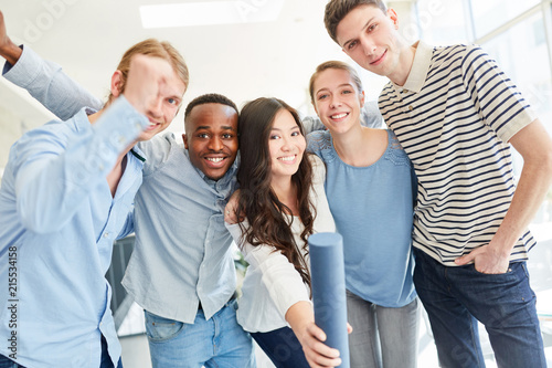 Leinwand Poster Gruppe Studenten freut sich über Examen