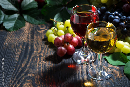 Fotomural wine glasses on a dark wooden background