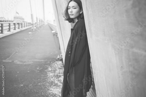 Cuadros en Lienzo Fashion shoot of an Asian woman in the city