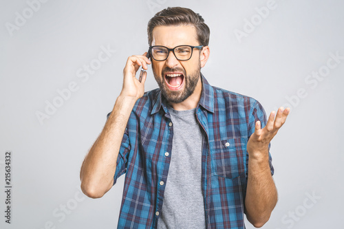 Fotografía Young caucasian man angry, frustrated and furious with his phone, angry with customer service