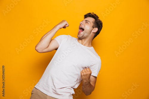 Fotografía Portrait of a joyful young man celebrating