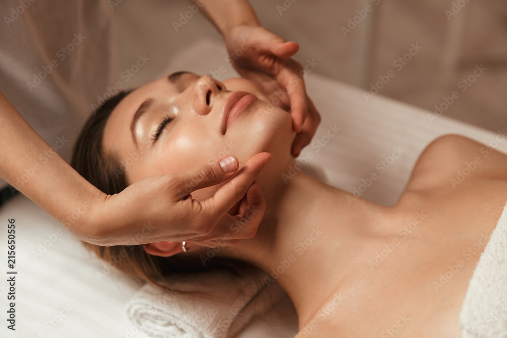 Young woman getting spa treatment - obrazy, fototapety, plakaty 