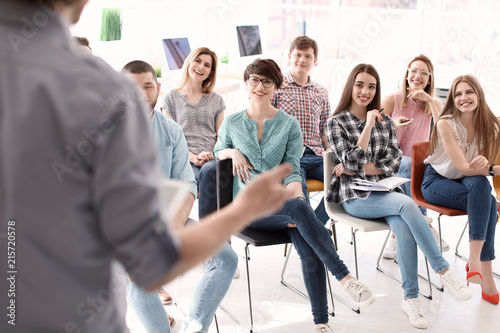 Fotomural Young people having business training in office