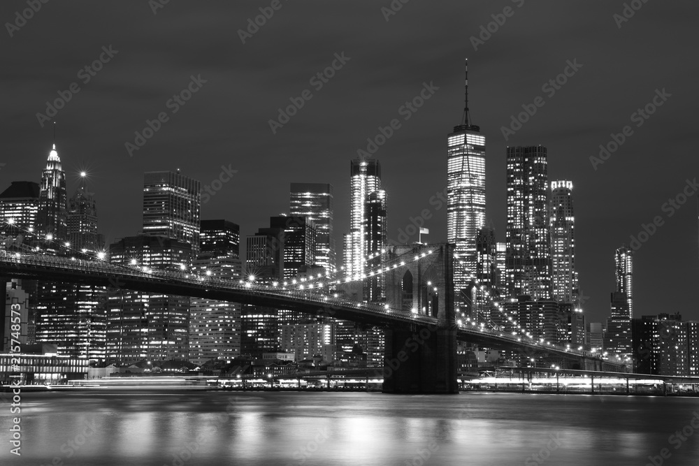 Brooklyn Bridge and Downtown Skyscrapers in New York, black and white - obrazy, fototapety, plakaty 
