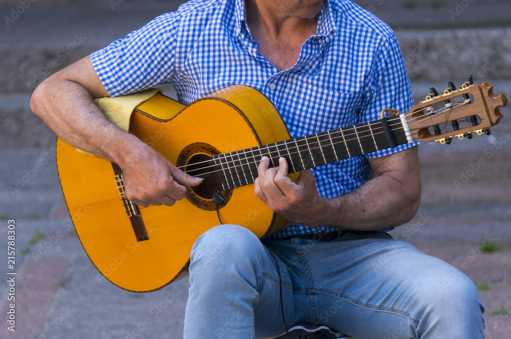 Mężczyzna grający na gitarze na ulicy - obrazy, fototapety, plakaty 