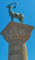 Blick auf die Festung Agios Nikolaos mit Hirsch-Säule  im Hafen von Rhodos-Stadt