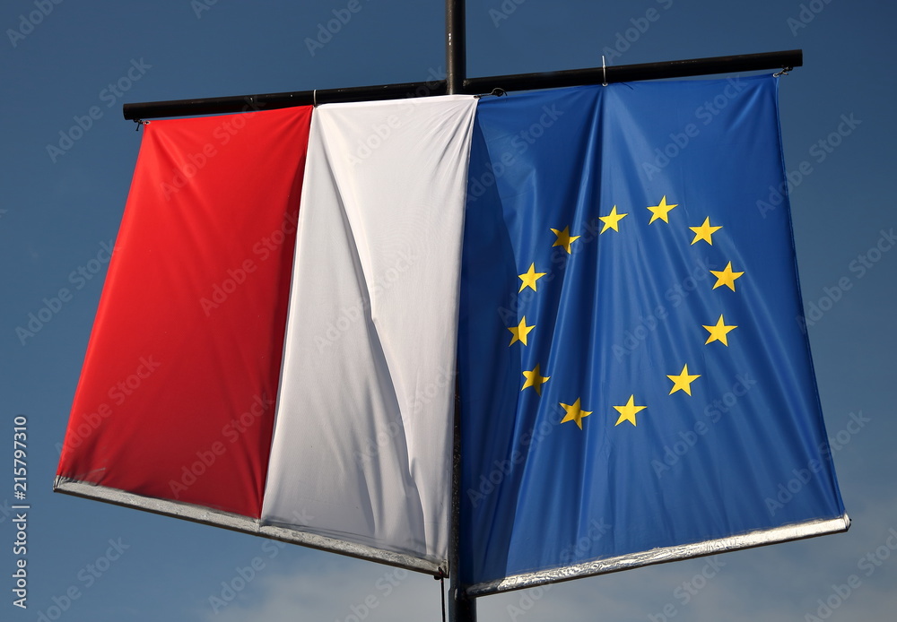 Flaga Polski i Unii Europejskiej wiszą obok siebie na maszcie - obrazy, fototapety, plakaty 