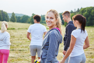 Wall Mural - Sportliche junge Frau mit Freunden