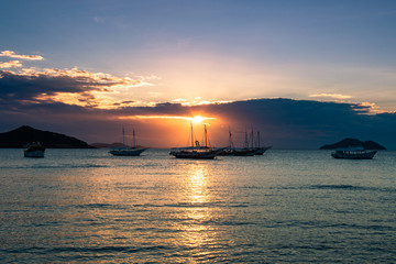 Fototapete - View of Sunset in the Ocean With Boats in the Water