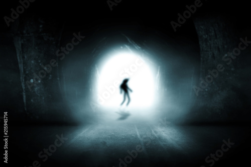 Fototapeta na szkło Cień ludzi w tunelu