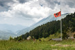 Wehende Albanische Fahne vor Gebirge 
