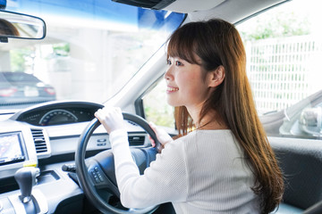 Wall Mural - 車を運転する女性