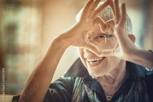 Fotografia Senior woman making a heart shape, cute and lovely