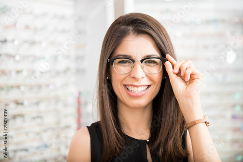 Fotomural Customer in optician's shop choosing the right frame for eyeglasses