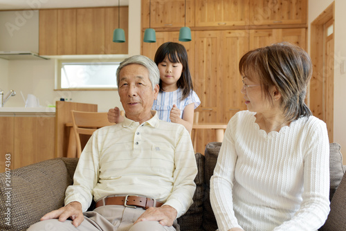 孫娘に肩を叩いてもらうおじいちゃん Adobe Stock でこのストック画像を購入して 類似の画像をさらに検索 Adobe Stock 孫娘に肩を叩いてもらうおじいちゃん Adobe Stock でこのストック画像を購入して 類似の画像をさらに検索 Adobe Stock