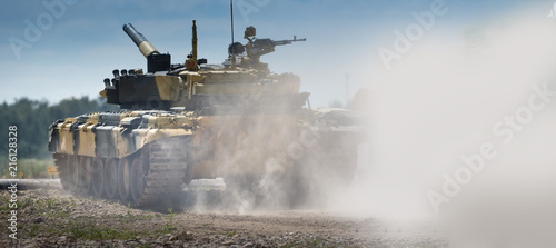 Fotografia Military armored tank driving in mud at the open field. Copyspace