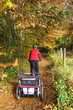 Radtour im Herbstwald mit Buggy