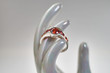 Biżuteria kobieca - srebrny pierścionek z czerwona cyrkonią