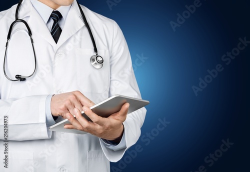 Fotomural Doctor at hospital working with tablet