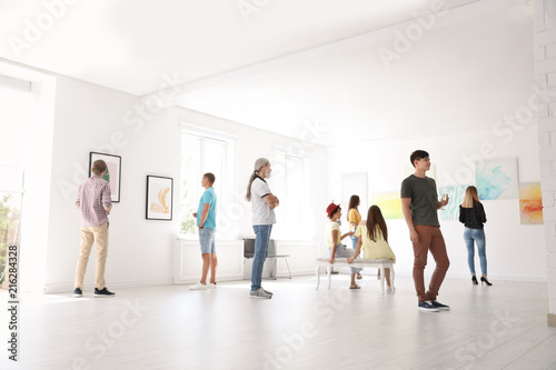 Fotomural Group of people at exhibition in art gallery