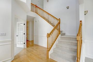 Light foyer with lots of space.