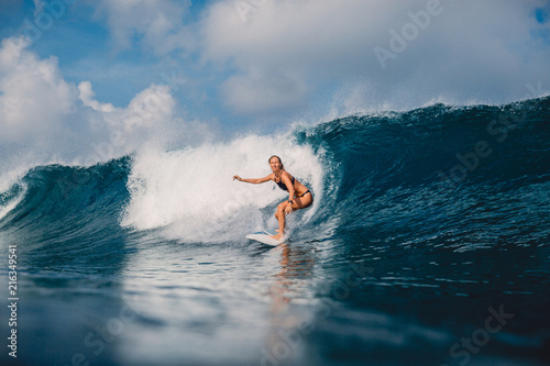 Fototapety Surfing  surfer-kobieta-na-deske-surfingowa-na-fal-oceanicznych-atrakcyjna-dziewczyna-surfowania-na-desce-surfingowej