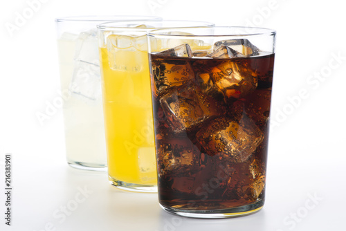 Fotomural Vasos con refrescos de cola, naranja y limón