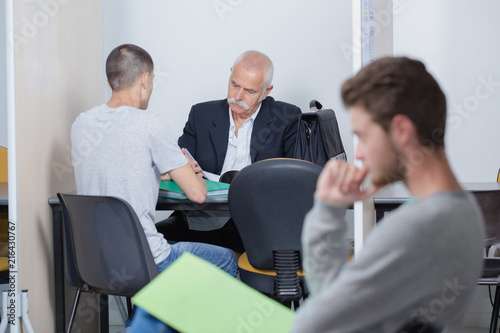 Foto students and teacher with test results in classroom