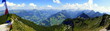 Panoramablick vom Hohen Frassen im Vorarlberg auf Bergkette im Bregenzerwald bei Sonnenschein 