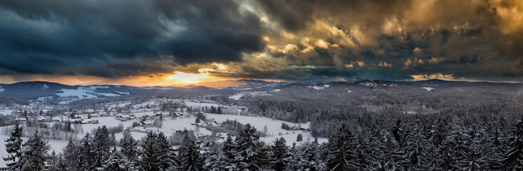 Poster - Sonnenuntergang über der verschneiten Winterlandschaft bei Neuschönau, Bayern, Deutschland.