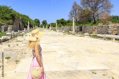 Valokuva Young adult blonde looking at port route in Ephesus, Izmir, Turkey