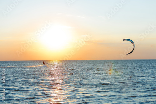 profesionalny-kitesurfer-robi-triki-na-tle-slonca