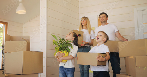 семья с детьми стоит у нового дома