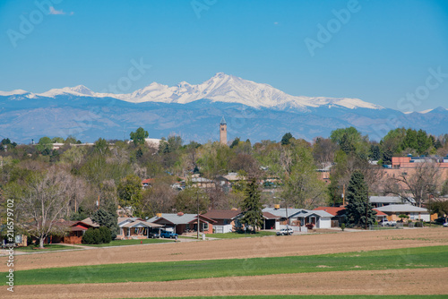 Cuadros en Lienzo Building with snow mountain as background at Westminster
