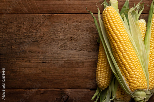 Cuadros en Lienzo Fresh corn on cobs on rustic wooden table, closeup