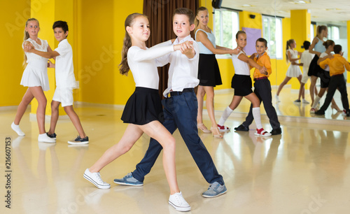 Fotomural Children dancing pair dance in class