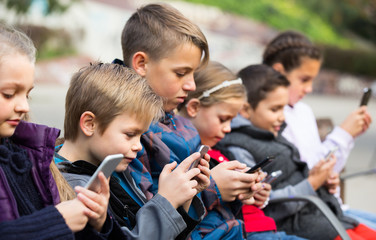 children with mobile devices