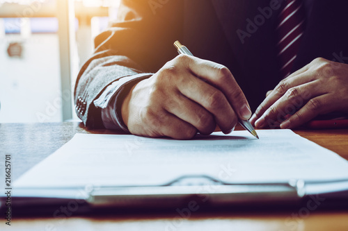 Cuadros en Lienzo Business man sign a contract investment professional document agreement
