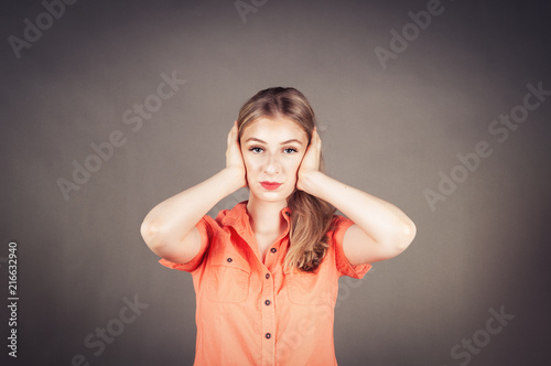 Fotografía Junge Frau hält ihre Hände vor die Ohren, ignorieren