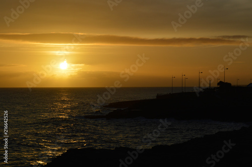 Cuadros en Lienzo Sunrise over the Irish Sea at the Cove Greystones