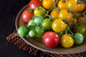 Poster - Tomatoes of different sorts and colours on a plate