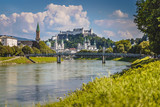 Salzburger Altstadt mit Festung Hohensalzburg im Sommer, blauer Himmel und Wölkchen 