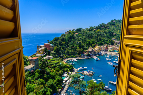 Cuadros en Lienzo Portofino, Italy - colorful houses and yacht in little bay harbor