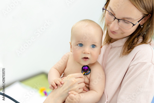 Fotografía Monther holding baby on hands at doctors office