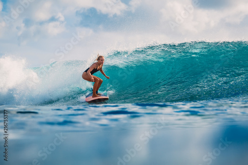 Dekoracja na wymiar  atrakcyjna-kobieta-na-desce-surfingowej-podczas-surfingu-surfer-i-fala-oceaniczna